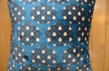 おすすめPoint！2: シルク&ベルベットクッションカバー約50×50cm（中材付き）