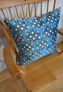 おすすめPoint！3: シルク&ベルベットクッションカバー約50×50cm（中材付き）