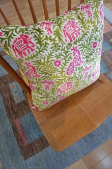 おすすめpoint！3: シルク&ベルベットクッションカバー約50×50cm（中材付き）