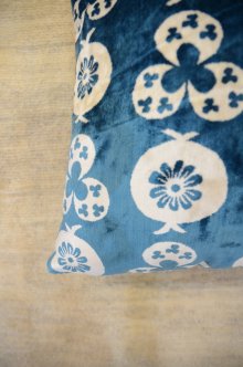 おすすめPoint！2: シルク&ベルベットクッションカバー約50×50cm（中材付き）